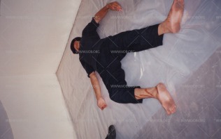 مشاهد تمثيلية لبعض عمليات التعذيب التي كان يستخدمها النظام الخليفي مع السجناء خلال الانتفاضة الدستورية في البحرين 1994-1999